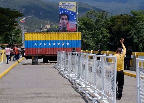 Remoção de um contêiner, que bloqueava a passagem na Ponte Internacional Simón Bolívar entre Cúcuta na Colômbia e San Antonio de Táchira na Venezuela, antes da reabertura da travessia, 4 de outubro de 2021. - Sputnik Brasil