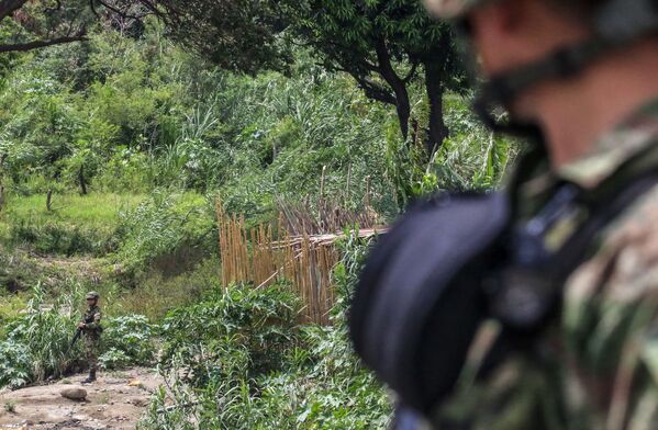 Soldados colombianos patrulham os arredores da Ponte Internacional Simón Bolívar, 4 de outubro de 2021. - Sputnik Brasil