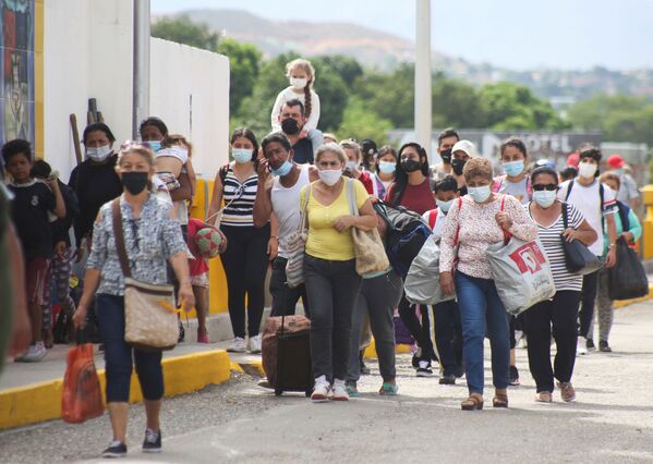 Pessoas autorizadas por razões humanitárias chegam à Ponte Internacional Simón Bolívar após a reabertura da passagem entre Cúcuta na Colômbia e San Antonio de Táchira na Venezuela, 4 de outubro de 2021. - Sputnik Brasil