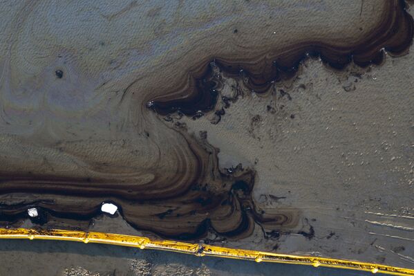 Vista aérea da mancha de óleo, na água da área úmida de Talbert Marshlands, que atingiu a costa da Califórnia, 3 de outubro de 2021. - Sputnik Brasil