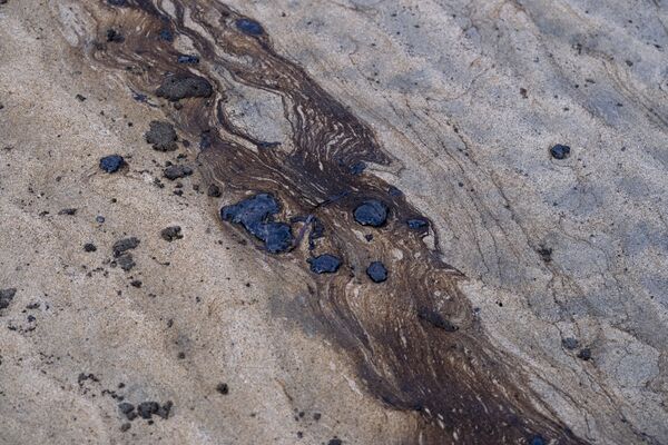 Petróleo na praia Huntington Beach na Califórnia, 4 de outubro de 2021. - Sputnik Brasil
