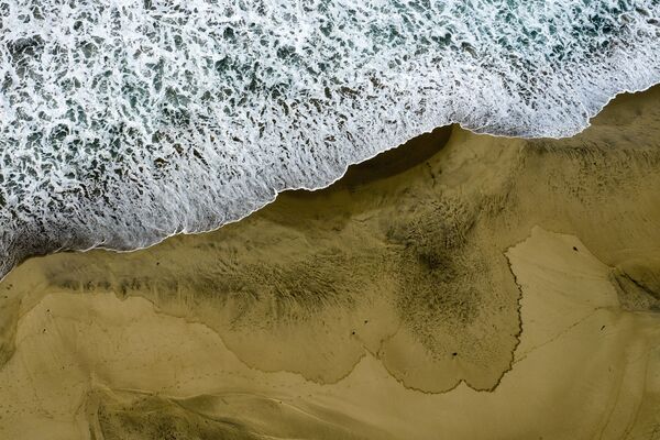 Vista aérea mostra a praia Huntington Beach contaminada pelo petróleo vazado, Califórnia, 4 de outubro de 2021. - Sputnik Brasil