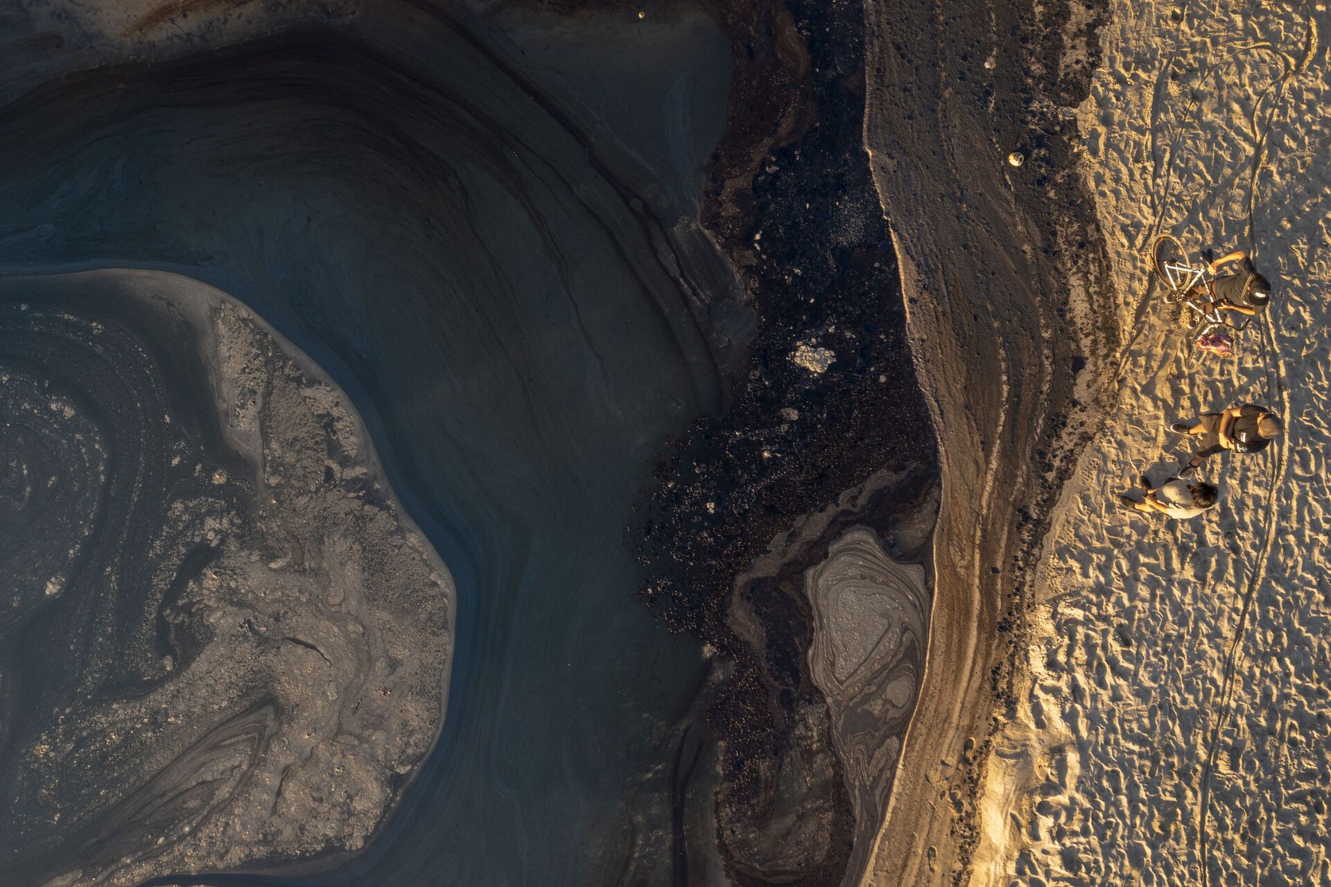 Vista aérea do petróleo na água e na praia, Califórnia, 3 de outubro de 2021 - Sputnik Brasil, 1920, 09.11.2021