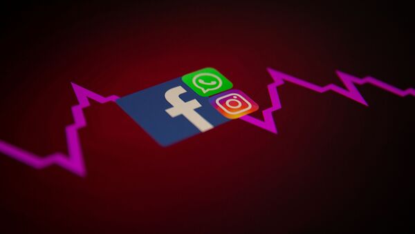 Logos do Facebook, WhatsApp e Instagram com gráfico financeiro, 4 de outubro de 2021 - Sputnik Brasil