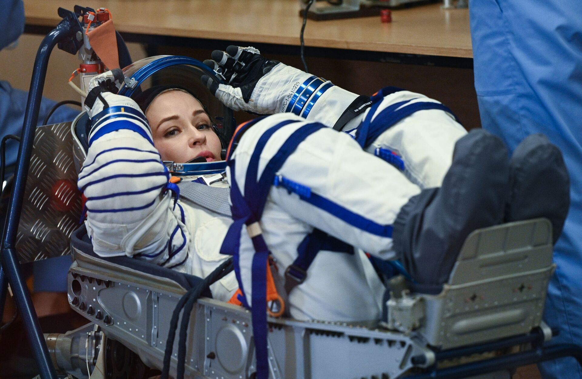 Atriz Yulia Peresild vestindo traje espacial antes do lançamento da espaçonave Soyuz MS-19, 5 de outubro de 2021 - Sputnik Brasil, 1920, 09.11.2021