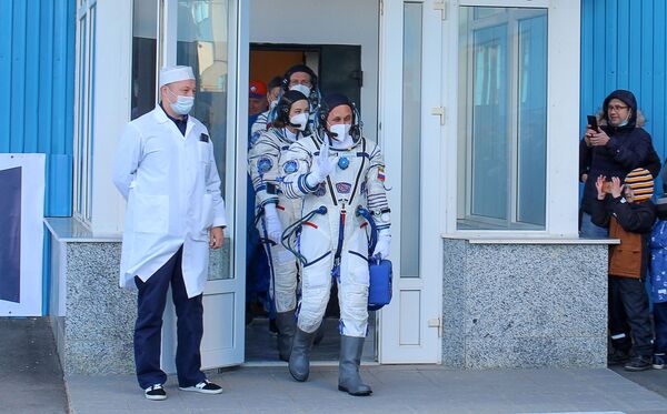 Membros da tripulação principal da 66ª missão à Estação Espacial Internacional antes do lançamento da espaçonave Soyuz MS-19. O objetivo da viagem é fazer um filme no espaço, 5 de outubro de 2021. - Sputnik Brasil
