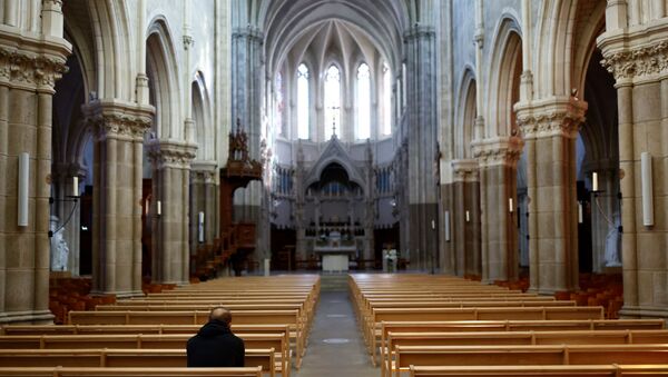 Homem reza na igreja de Saint-Martin perto de Nantes, França, 5 de outubro de 2021 - Sputnik Brasil