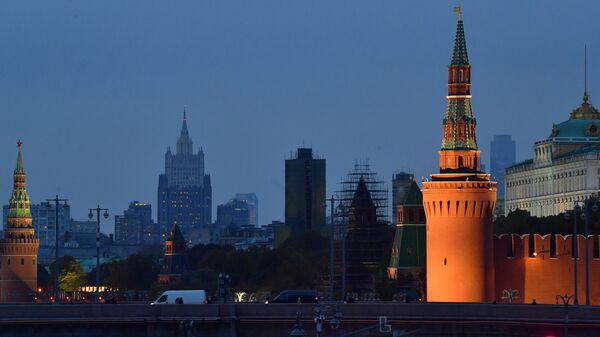 Em primeiro plano, Kremlin e a Ponte Bolshoi Moskvoretsky em Moscou, Rússia. Em segundo plano, prédio do Ministério das Relações Exteriores da Rússia - Sputnik Brasil