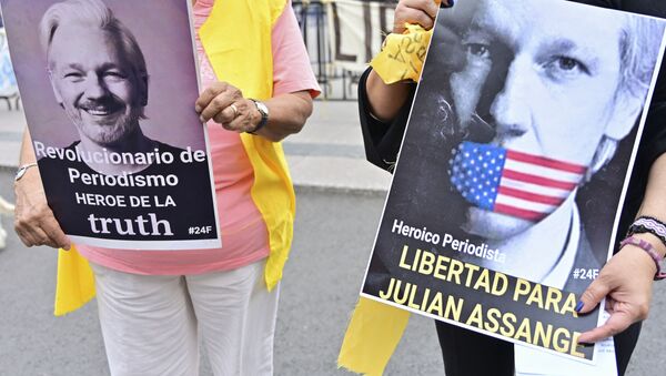Ativistas mexicanos seguram placas durante manifestação para exigir a liberdade de Julian Assange, fundador do WikiLeaks, na Cidade do México, México, 28 de agosto de 2021 - Sputnik Brasil