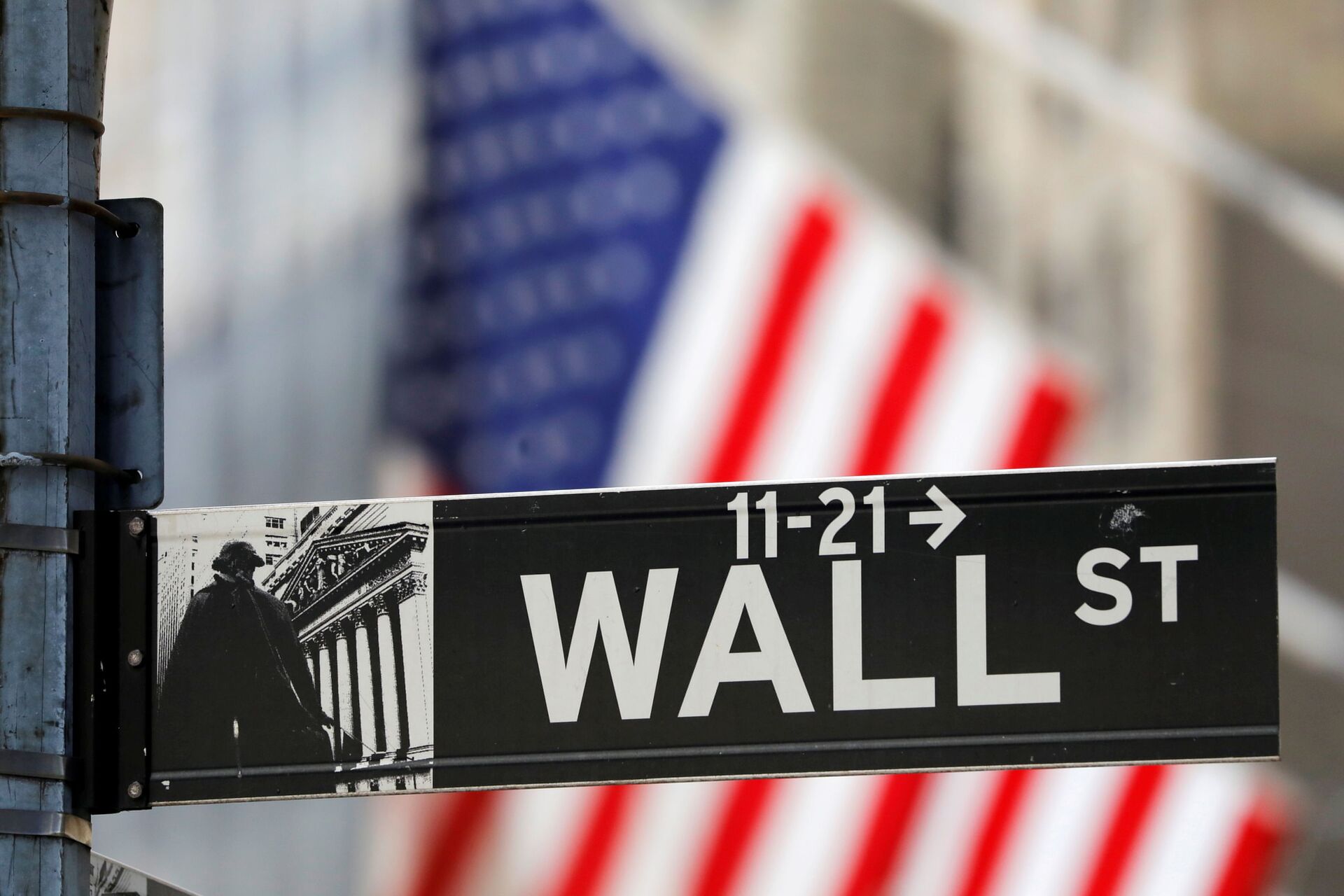 Placa da Wall Street no exterior da Bolsa de Nova York, EUA, 19 de julho de 2021 - Sputnik Brasil, 1920, 09.11.2021