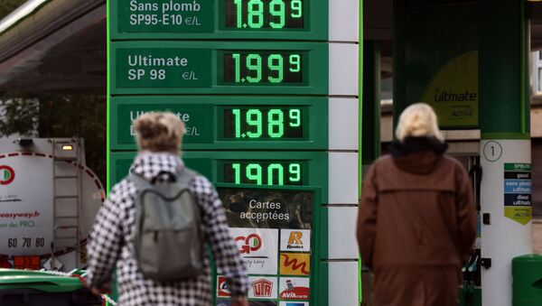 Pedestres passam em 2 de outubro de 2021 por um posto de gasolina em Paris, França, em meio ao aumento do preço de gás natural em toda a Europa - Sputnik Brasil