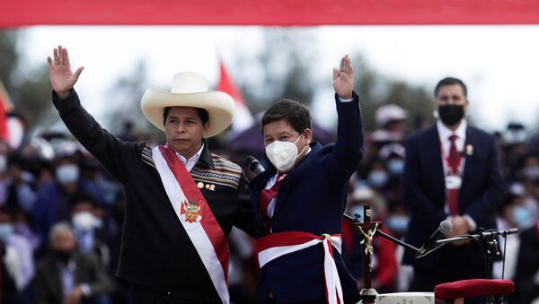 Presidente do Peru, Pedro Castillo (e), e o primeiro-ministro do país, Guido Bellido, durante evento em Ayacucho, Peru. Arquivo de foto - Sputnik Brasil