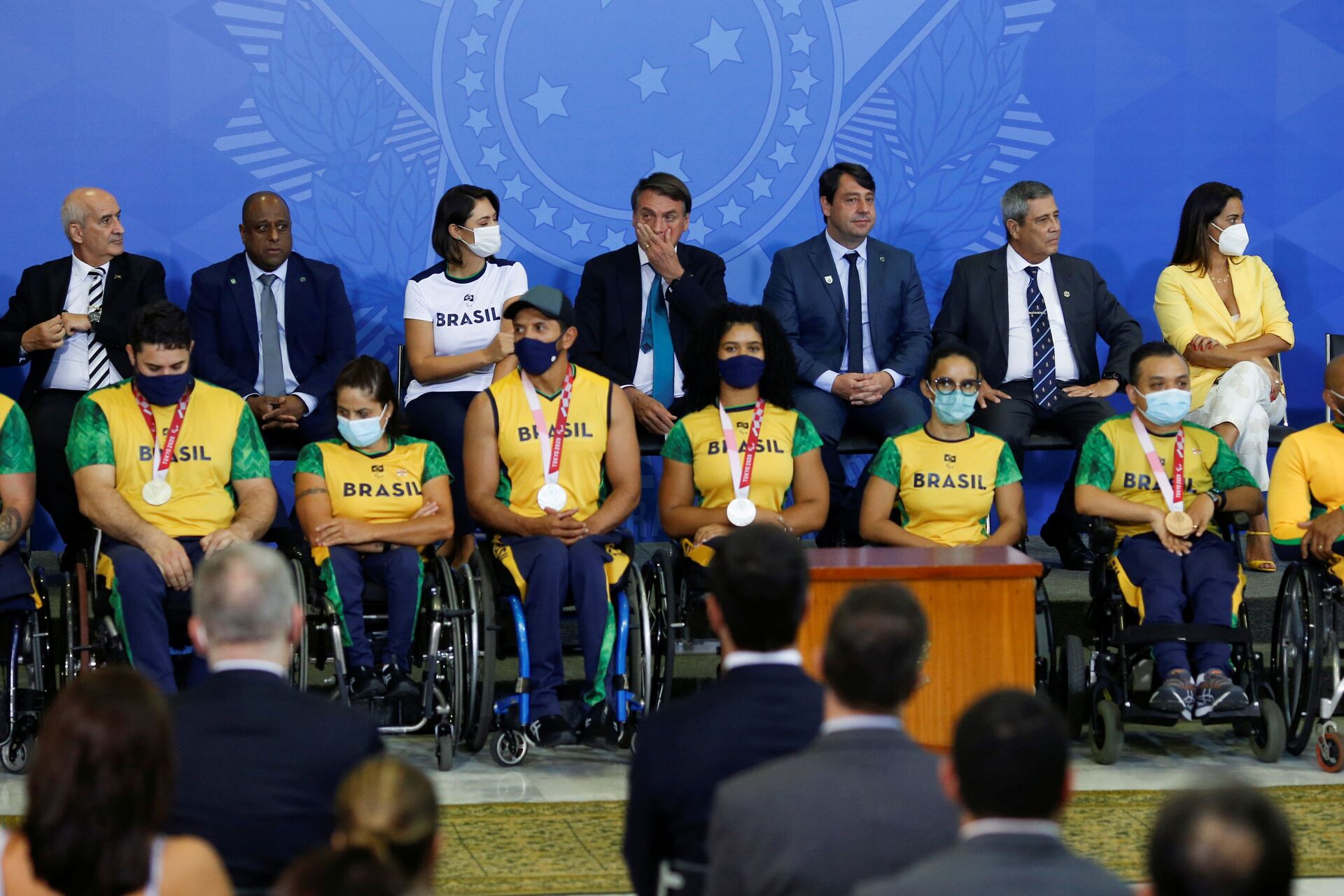 Presidente Jair Bolsonaro durante o encontro com atletas paralímpicos no Palácio do Planalto em Brasília, 6 de outubro de 2021 - Sputnik Brasil, 1920, 09.11.2021