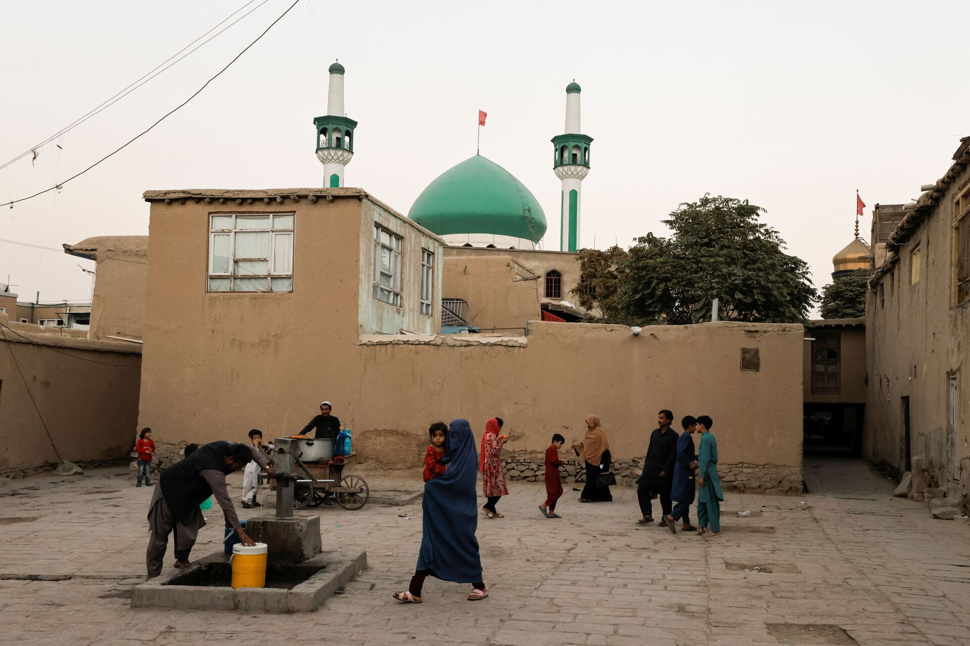 Afegãos em uma praça no bairro antigo de Cabul, Afeganistão, 5 de outubro de 2021 - Sputnik Brasil, 1920, 09.11.2021