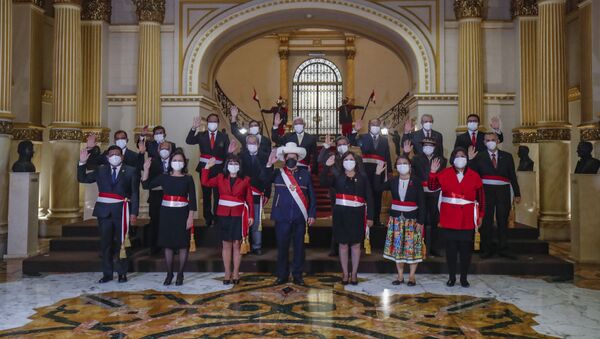 Presidente do Peru, Pedro Castillo, posa com seu novo gabinete de ministros após cerimônia em Lima, 6 de outubro de 2021. Foto divulgada pelo serviço de imprensa da Presidência do Peru - Sputnik Brasil