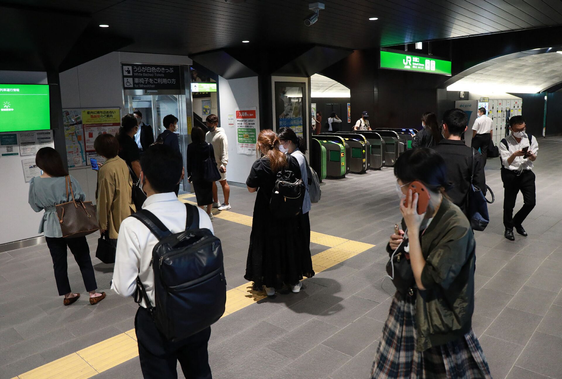 Passageiros esperam em estação enquanto serviços de trem são suspensos em Tóquio em 7 de outubro de 2021, depois que um terremoto de magnitude 6,1 - Sputnik Brasil, 1920, 28.06.2022