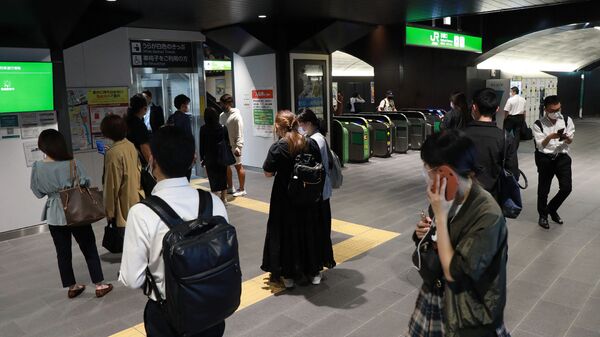 Passageiros esperam em estação enquanto serviços de trem são suspensos em Tóquio em 7 de outubro de 2021, depois que um terremoto de magnitude 6,1 - Sputnik Brasil