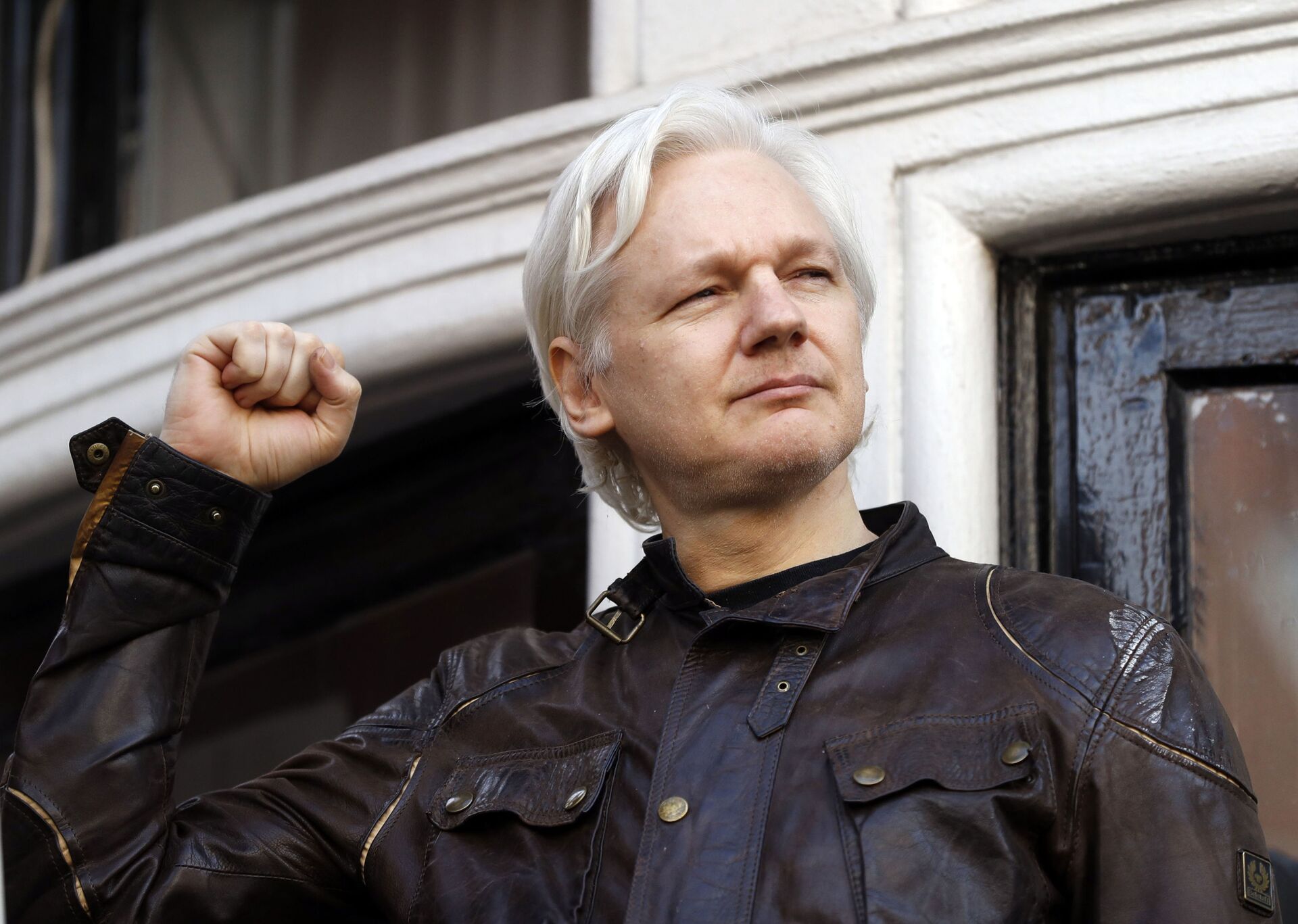 Julian Assange cumprimenta seus apoiadores fora da embaixada do Equador em Londres, Reino Unido, 19 de maio de 2017 - Sputnik Brasil, 1920, 09.11.2021