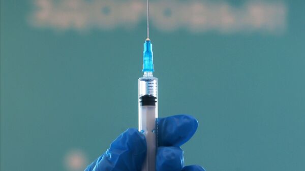 Trabalhador da saúde segura seringa em ponto de vacinação contra a COVID-19 em loja de departamentos GUM de Moscou, Rússia - Sputnik Brasil