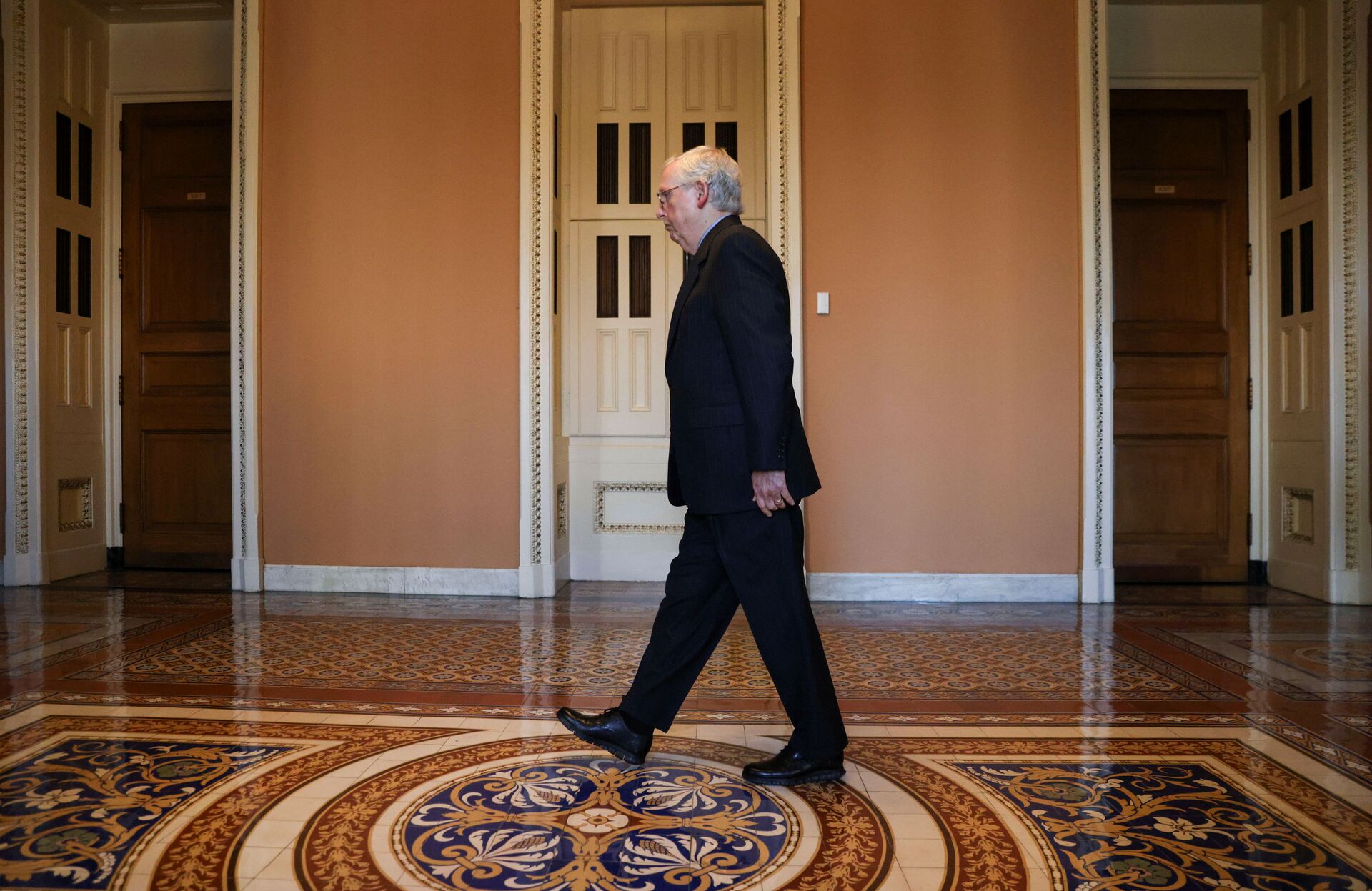 Mitch McConnell, líder dos republicanos no Senado dos EUA, caminha no Capitólio, Washington, 7 de outubro de 2021 - Sputnik Brasil, 1920, 09.11.2021