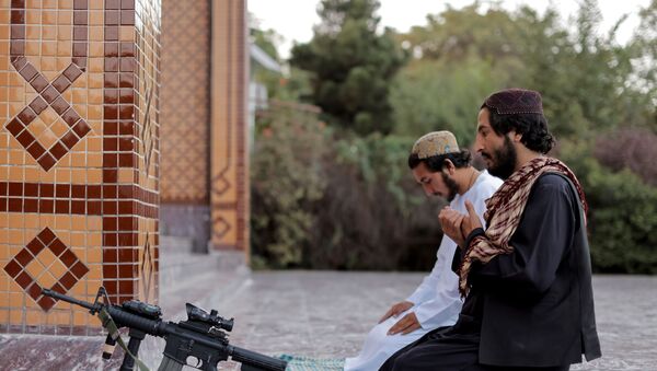 Membro do Talibã durante oração em uma mesquita em Cabul, Afeganistão, 4 de outubro de 2021 - Sputnik Brasil