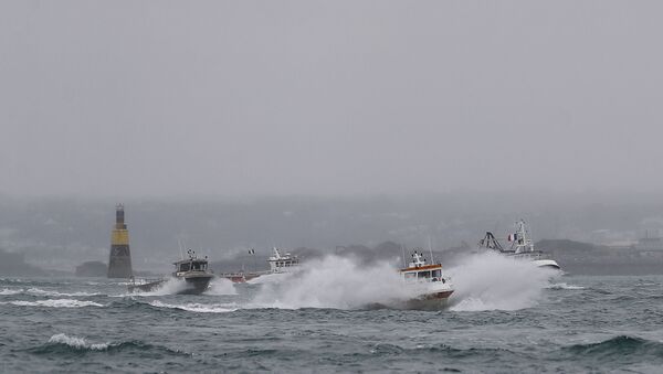 Barcos de pesca franceses deixam as águas de Jersey após protesto contra as restrições de pesca em frente ao porto de Saint Helier, ao largo da ilha britânica, 6 de maio de 2021 - Sputnik Brasil