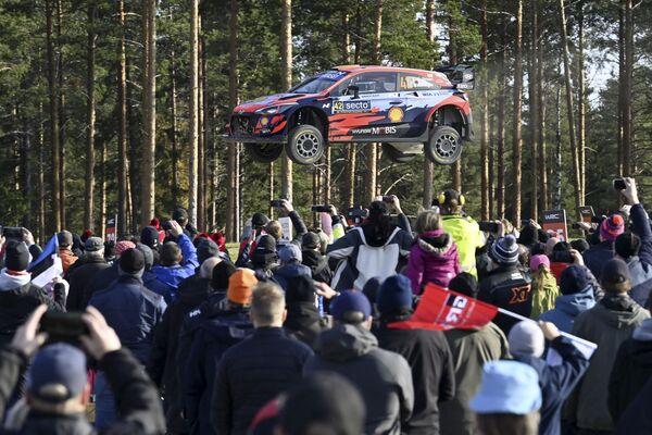 Espectadores vendo as manobras impressionantes do condutor irlandês Craig Breenbe e de seu copiloto, Paul Nagle, em seu Hyundai durante o WRC Rally em Laukaa, na Finlândia, em 3 de outubro de 2021. - Sputnik Brasil