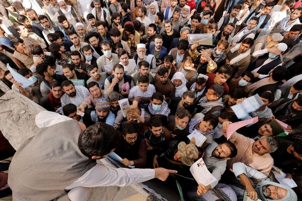 Cidadãos afegãos se juntam perto do gabinete de passaportes, após o Talibã (organização terrorista proibida na Rússia e em outros países) anunciar que voltaria a emitir passaportes, em Cabul, no Afeganistão, em 6 de outubro de 2021. - Sputnik Brasil