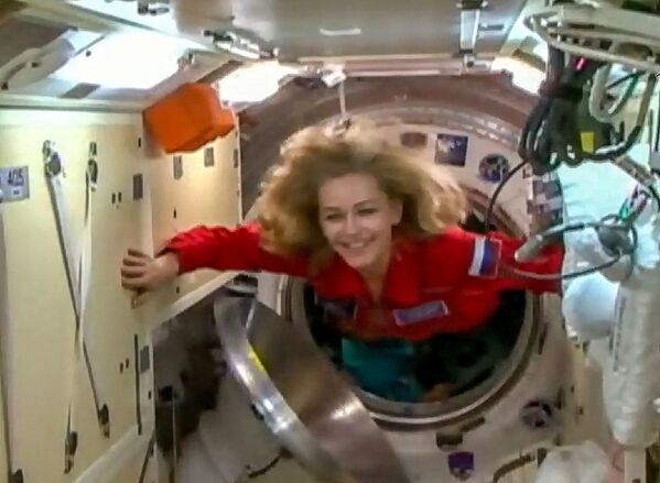 Imagem de vídeo mostrando a atriz Yulia Peresild entrando na Estação Espacial Internacional, em 5 de outubro de 2021. - Sputnik Brasil