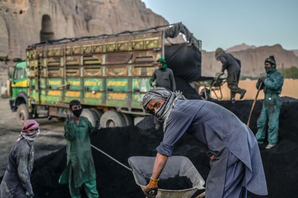 Trabalhadores de mina de carvão enchendo caminhão na província de Bamiyan, no Afeganistão, em 3 de outubro de 2021. - Sputnik Brasil