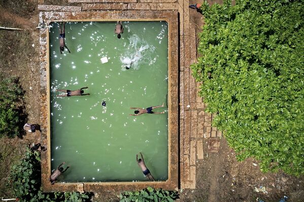 Fotografia aérea mostra garotos saltando para a água em Bangalore, na Índia, em 4 de outubro de 2021. - Sputnik Brasil