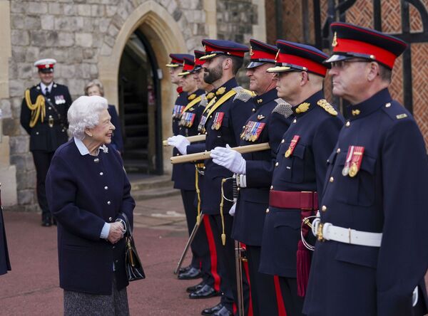Rainha de Inglaterra Elizabeth II cumprimenta membros do Regimento Real de Artilharia Canadense no castelo de Windsor, no Reino Unido, em 6 de outubro de 2021. - Sputnik Brasil