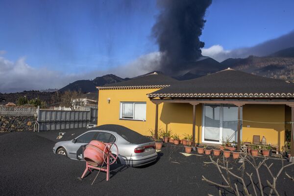 Cinzas vulcânicas caindo sobre casa e carro na ilha espanhola de La Palma, em 4 de outubro de 2021. - Sputnik Brasil