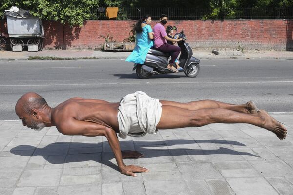 Homem praticando yoga em Amritsar, na Índia, em 6 de Outubro de 2021. - Sputnik Brasil