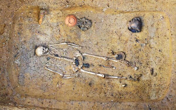 Sepultamento de uma mulher adulta de 30-40 anos, enterrada com joias e outros objetos. - Sputnik Brasil