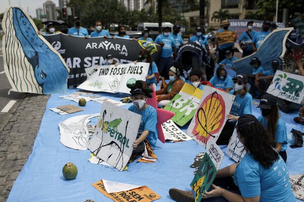 Manifestantes protestam contra leilão de blocos petrolíferos offshore nas bacias de Campos, Santos, Pelotas e Potiguar, no Brasil, em 7 de outubro de 2021. - Sputnik Brasil