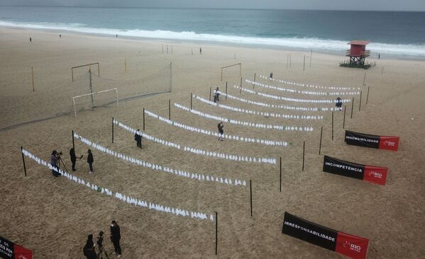 Lenços brancos são estendidos em homenagem às mais de 600 mil vítimas da COVID-19, na praia de Copacabana, no Rio de Janeiro, no Brasil, em 8 de outubro de 2021. - Sputnik Brasil
