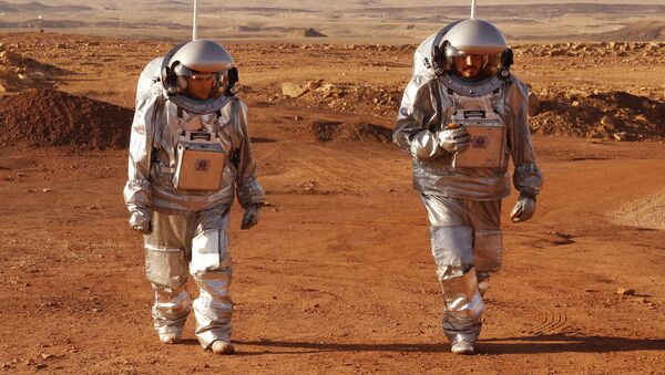 Astronautas de equipes da Europa e Israel caminham em trajes espaciais durante treinamento para missão em Marte na cratera de Ramon, no deserto de Negev, sul de Israel, em 10 de outubro de 2021 - Sputnik Brasil