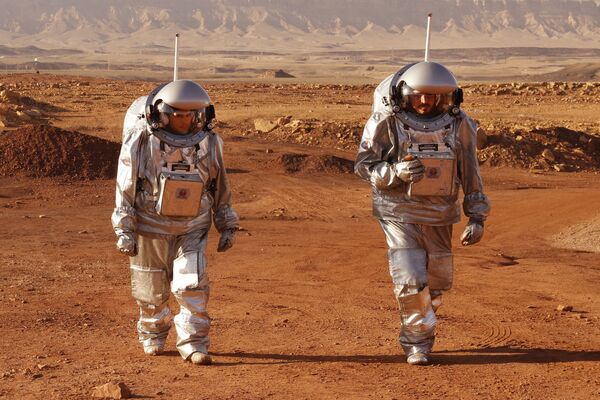 Astronautas de equipes da Europa e Israel caminham em trajes espaciais durante treinamento para missão em Marte na cratera de Ramon, no deserto de Negev, sul de Israel, em 10 de outubro de 2021. - Sputnik Brasil