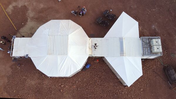 Vista aérea do local onde os astronautas de equipes da Europa e de Israel habitarão durante sua participação de uma missão de treinamento para Marte em Mitzpe Ramon, no deserto de Negev, sul de Israel, em 10 de outubro de 2021. - Sputnik Brasil