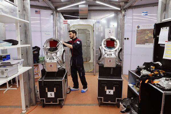 Astronauta israelense Alon Tenzer prepara seu traje espacial antes de iniciar o treinamento, em Israel, em 10 de outubro de 2021. - Sputnik Brasil