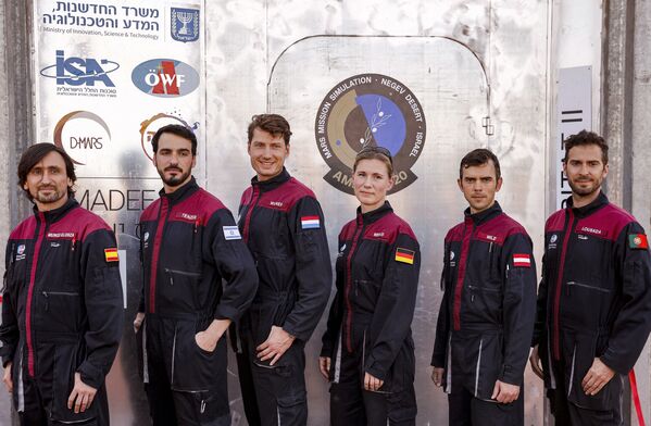 Equipe de seis astronautas participantes de treinamento para missão em Marte, em Israel. Subcomandante Iсigo Muсoz Elorza (Espanha), Alon Tenzer (Israel), Thomas Wijnen (Países Baixos), Anika Mehlis (Alemanha), Robert Wild (Áustria) e o comandante João Lousada (Portugal), em 10 de outubro de 2021. - Sputnik Brasil