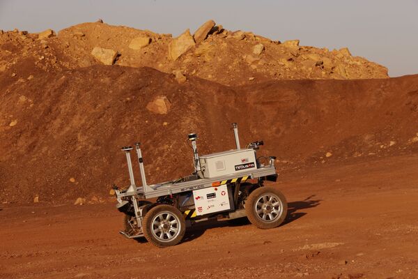 Rover robótico sendo testado na cratera Ramon, em Mitzpe Ramon, em Israel, em 10 de outubro de 2021. - Sputnik Brasil