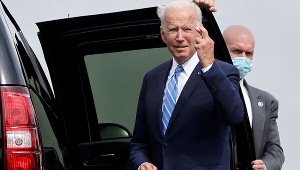 O presidente dos EUA, Joe Biden, gesticula ao chegar ao Aeroporto Internacional O'Hare de Chicago em Chicago, Illinos, EUA, 7 de outubro de 2021 - Sputnik Brasil
