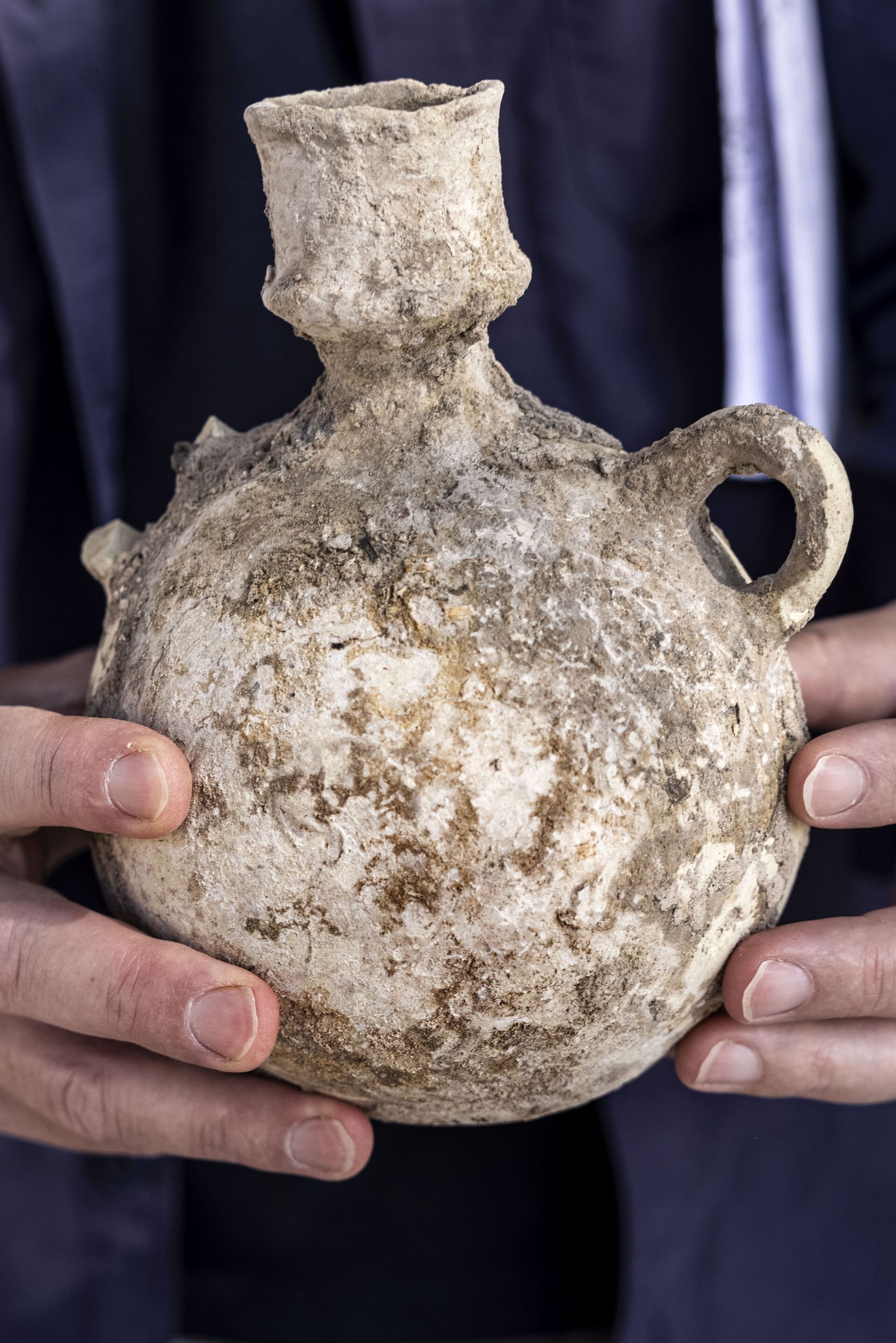Arqueólogo segura uma jarra encontrada no  antigo complexo de vinificação em Yavne, Israel, 11 de outubro de 2021 - Sputnik Brasil, 1920, 09.11.2021