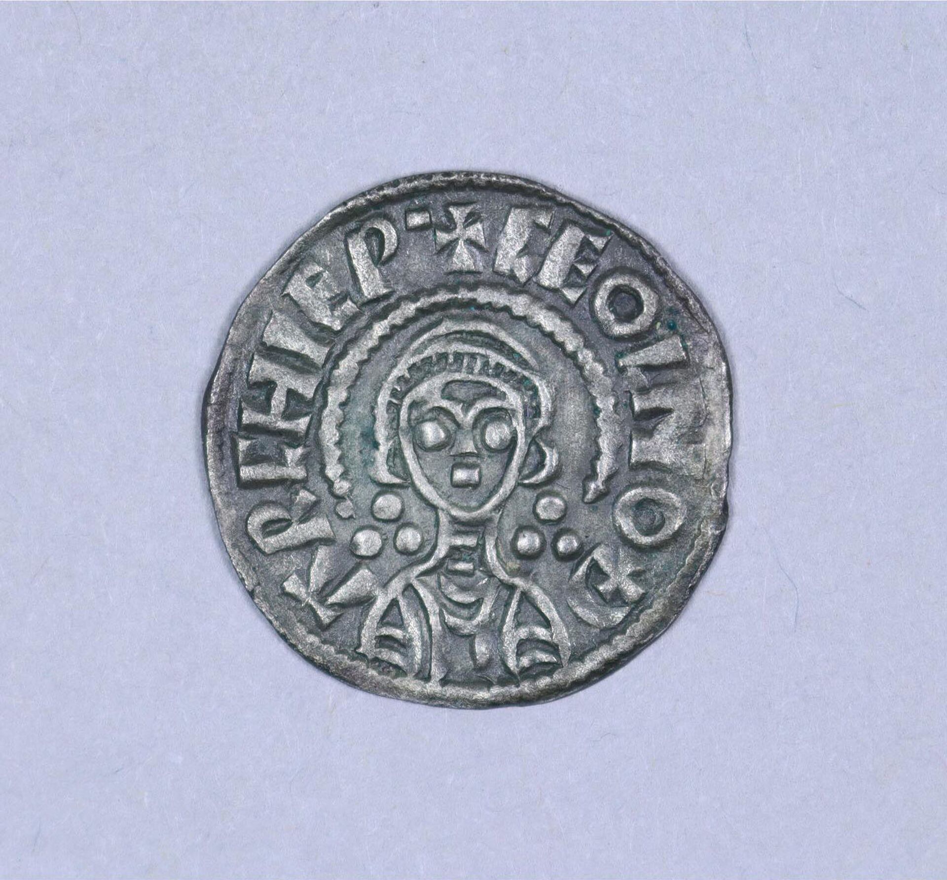 Moeda datada entre 833 e 870 d.C., cunhada para o arcebispo Ceolnoth - Sputnik Brasil, 1920, 09.11.2021