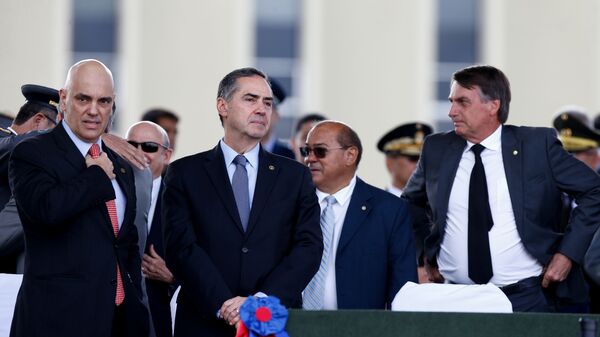 Alexandre de Moraes (e), Luis Roberto Barroso e Jair Bolsonaro (d) em Brasília. Foto de arquivo - Sputnik Brasil