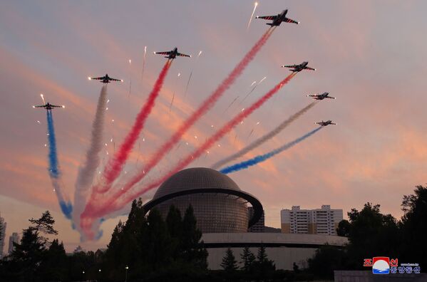 Aeronaves militares realizam voo durante a exposição Autodefesa-2021, Pyongyang, Coreia do Norte, foto divulgada em 12 de outubro de 2021. - Sputnik Brasil