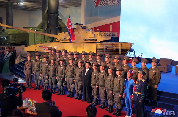 Kim Jong-un tira fotos com militares na exposição Autodefesa-2021, em Pyongyang, Coreia do Norte, foto divulgada em 12 de outubro de 2021. - Sputnik Brasil