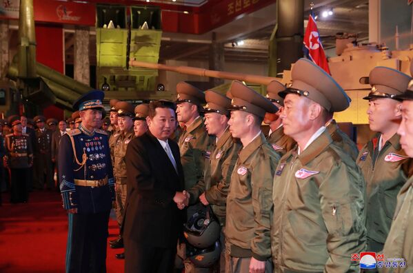 Kim Jong-un cumprimenta militares na exposição de desenvolvimento da defesa Autodefesa-2021, em Pyongyang, Coreia do Norte, foto divulgada em 12 de outubro de 2021. - Sputnik Brasil